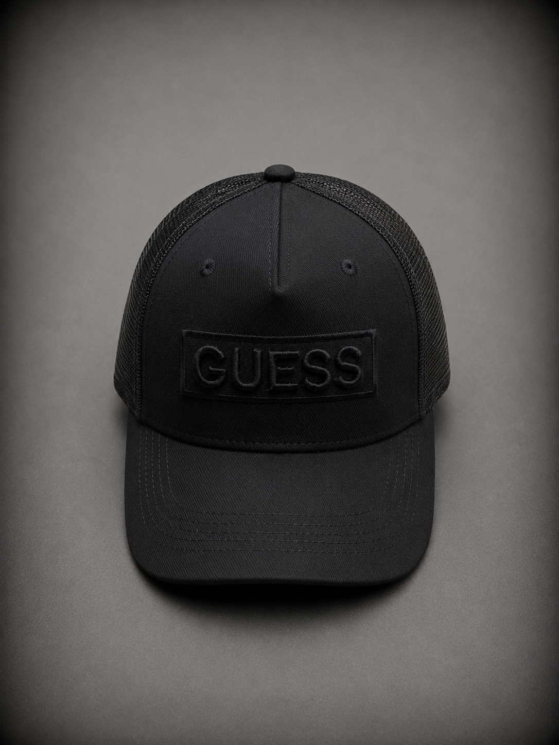 GUESS FONDO NEGRO LETRA NEGRA